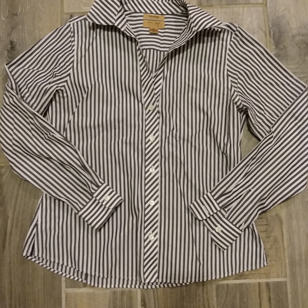 Gold Label size 6P green and white button down long sleeve shirt.